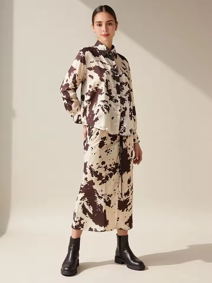 Conjunto Naomi - Conjunto estampado de camisa y falda con cinturón