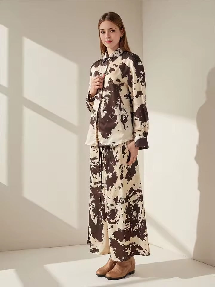 Conjunto Naomi - Conjunto estampado de camisa y falda con cinturón